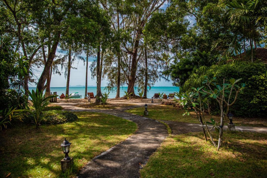 Anahata Resort Lipa Noi Extérieur photo